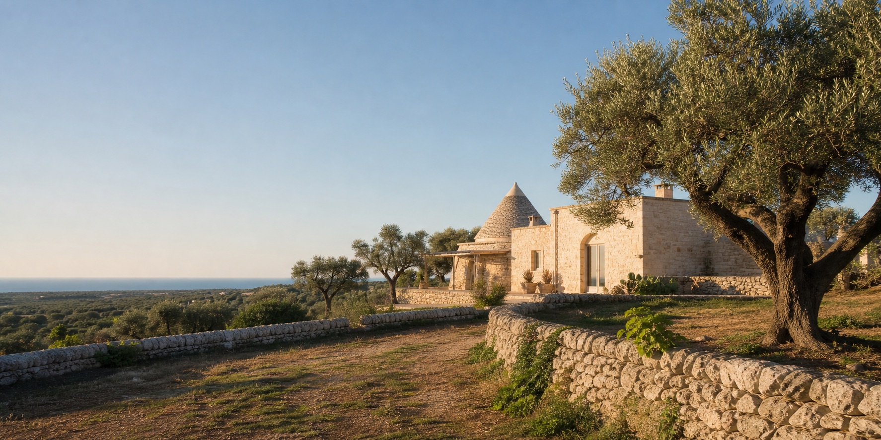 Masseria und Trullo zwischen Olivenbäumen in Apulien